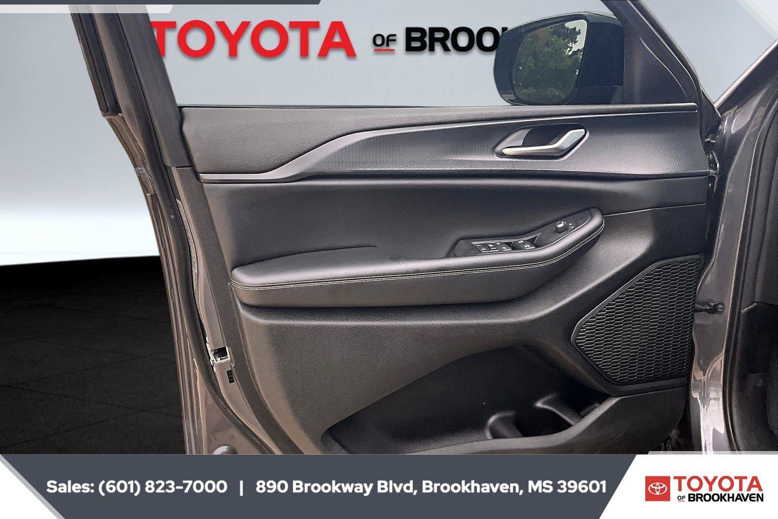 Used 2023 Jeep Grand Cherokee L Laredo AWD/4WD image 17