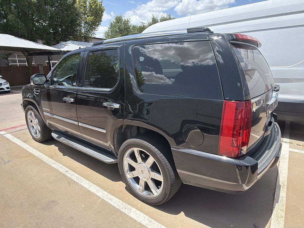 Used 2014 Cadillac Escalade Luxury RWD image 4
