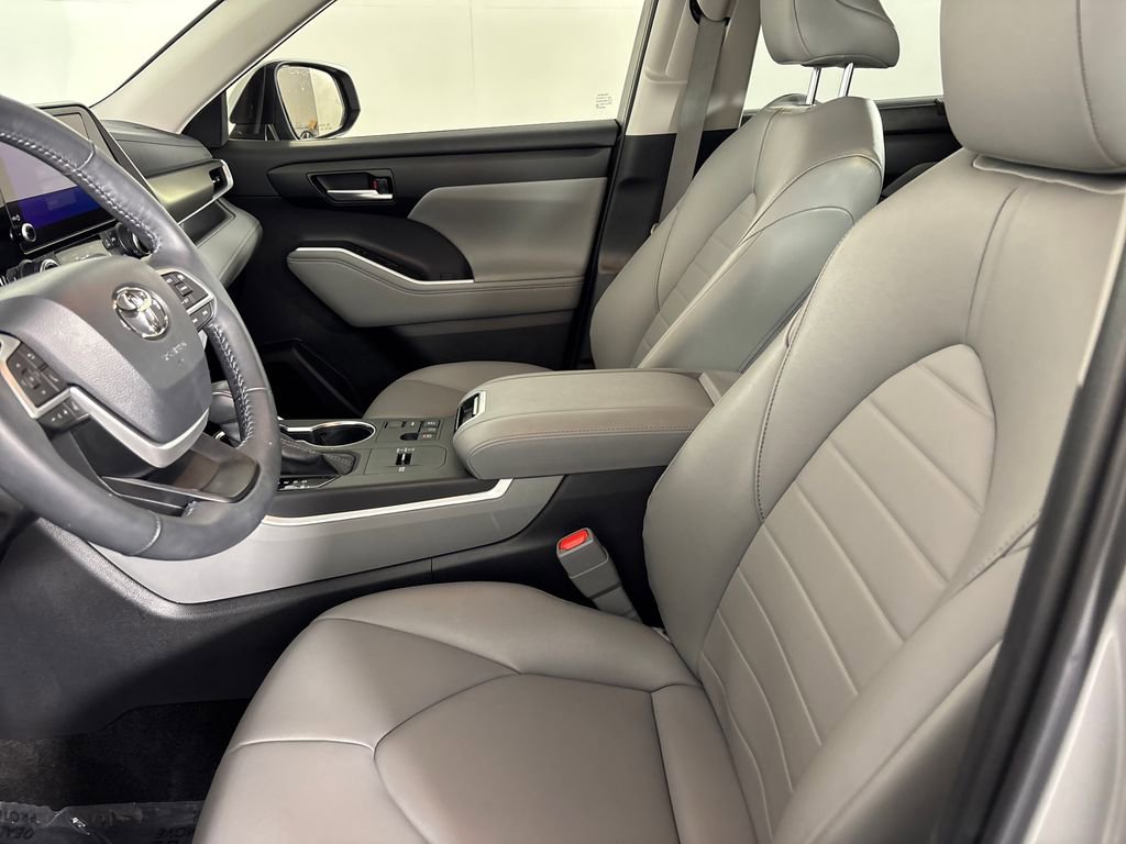 Used 2024 Toyota Highlander XLE image 8