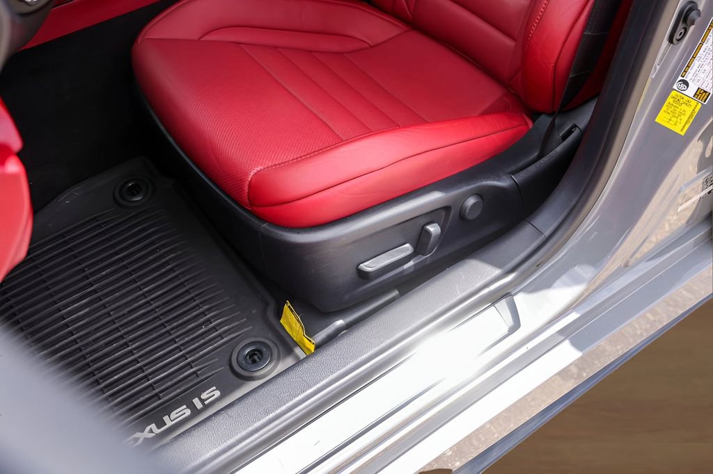 Used 2025 Lexus IS 500 w/ Accessory Package image 8