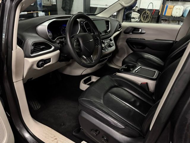 Used 2022 Chrysler Pacifica Touring-L image 18