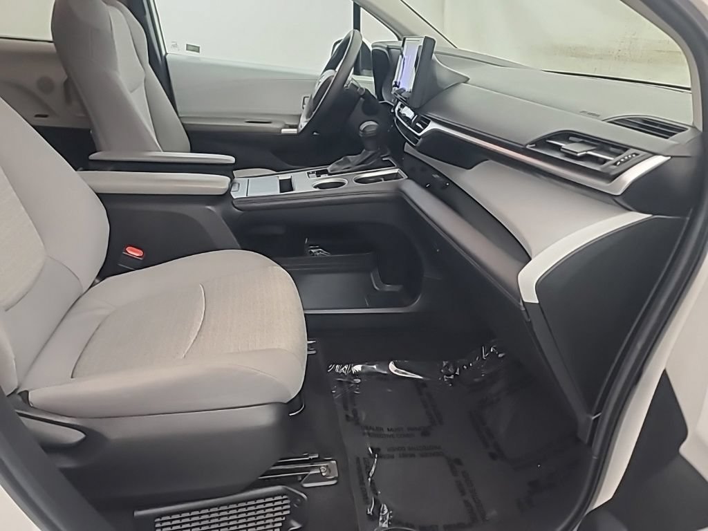 Used 2025 Toyota Sienna LE FWD image 16