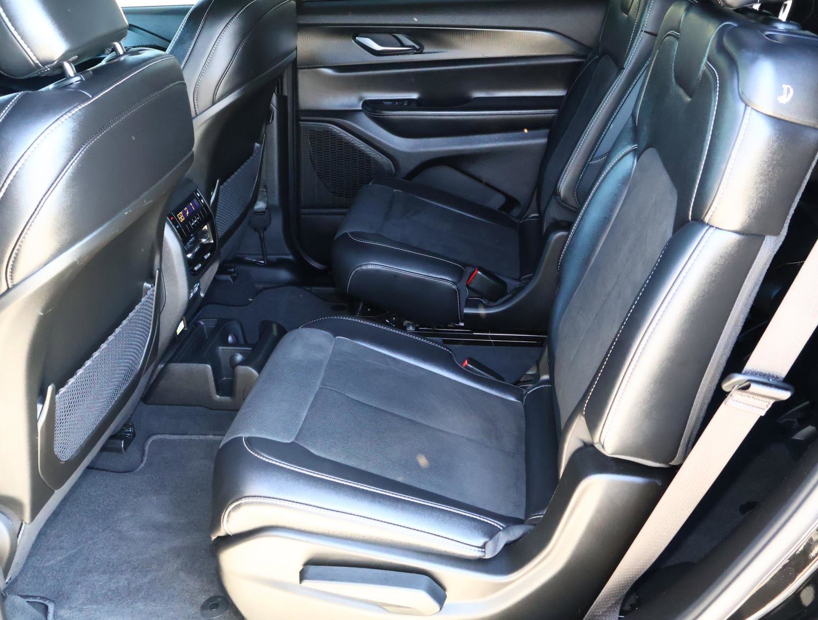 Used 2025 Jeep Grand Cherokee L Altitude image 23