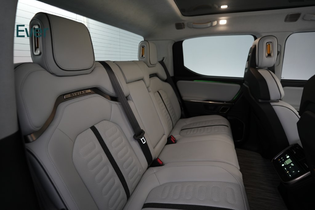 Used 2023 Rivian R1T Adventure Dual AWD/4WD image 4