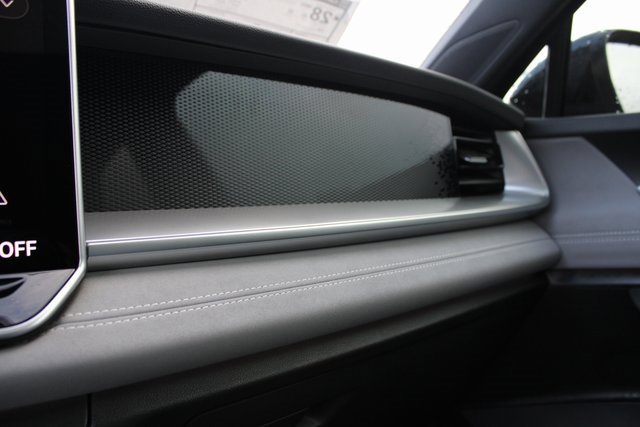 New 2025 Volkswagen Tiguan SE R-Line image 8