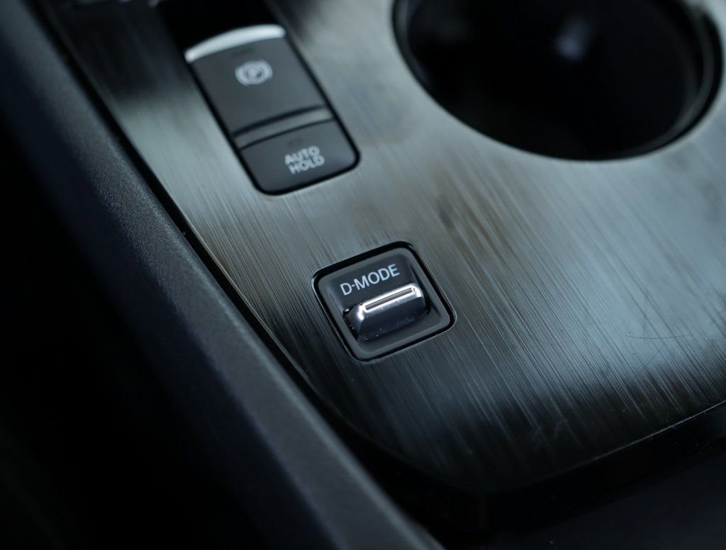 Used 2023 Nissan Rogue SV image 16