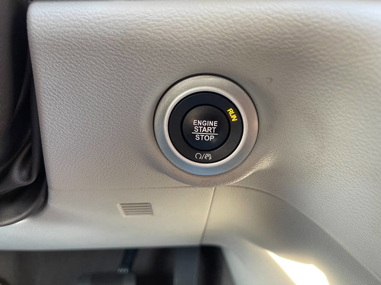 Used 2019 Chrysler Pacifica Touring-L image 27