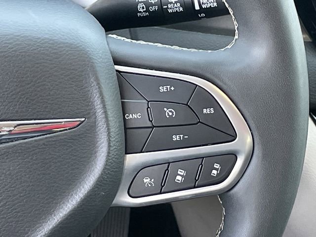 Used 2023 Chrysler Pacifica Touring-L image 13