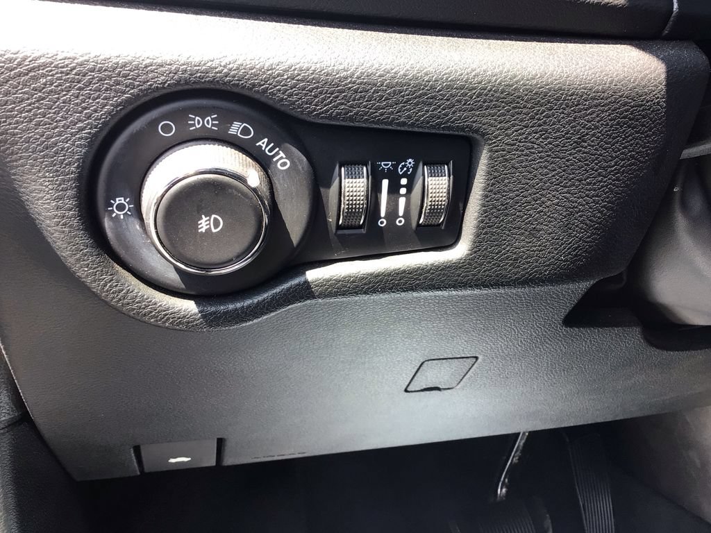 Used 2025 Chrysler Pacifica Select FWD image 18
