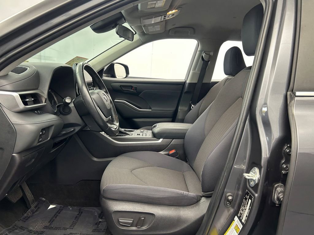 Used 2023 Toyota Highlander LE image 11