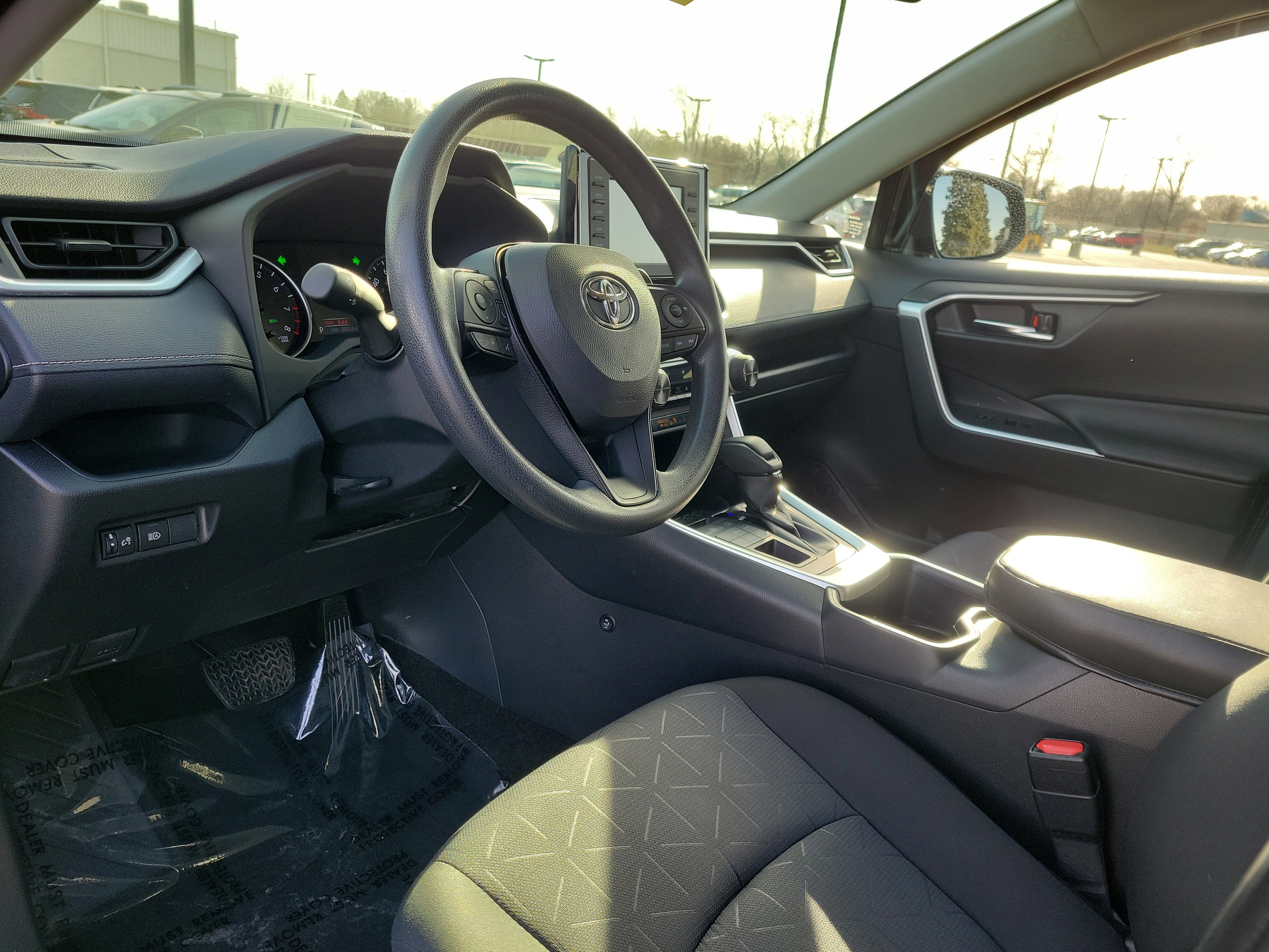 Used 2022 Toyota RAV4 XLE image 19