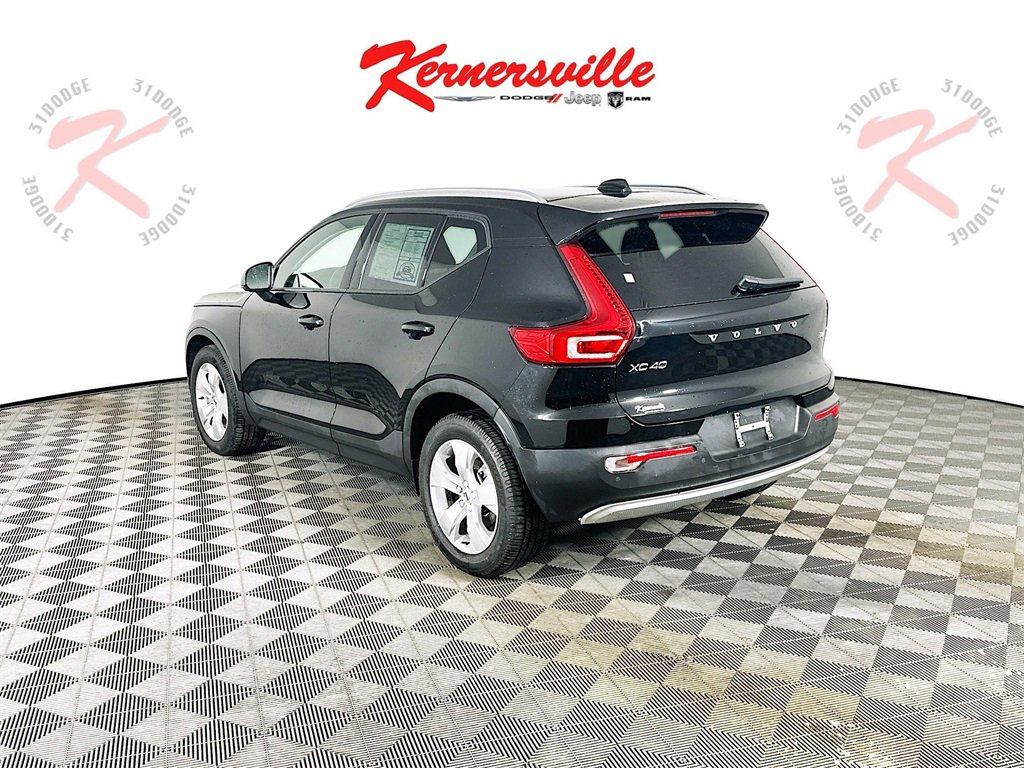 Used 2022 Volvo XC40 T4 Momentum image 5