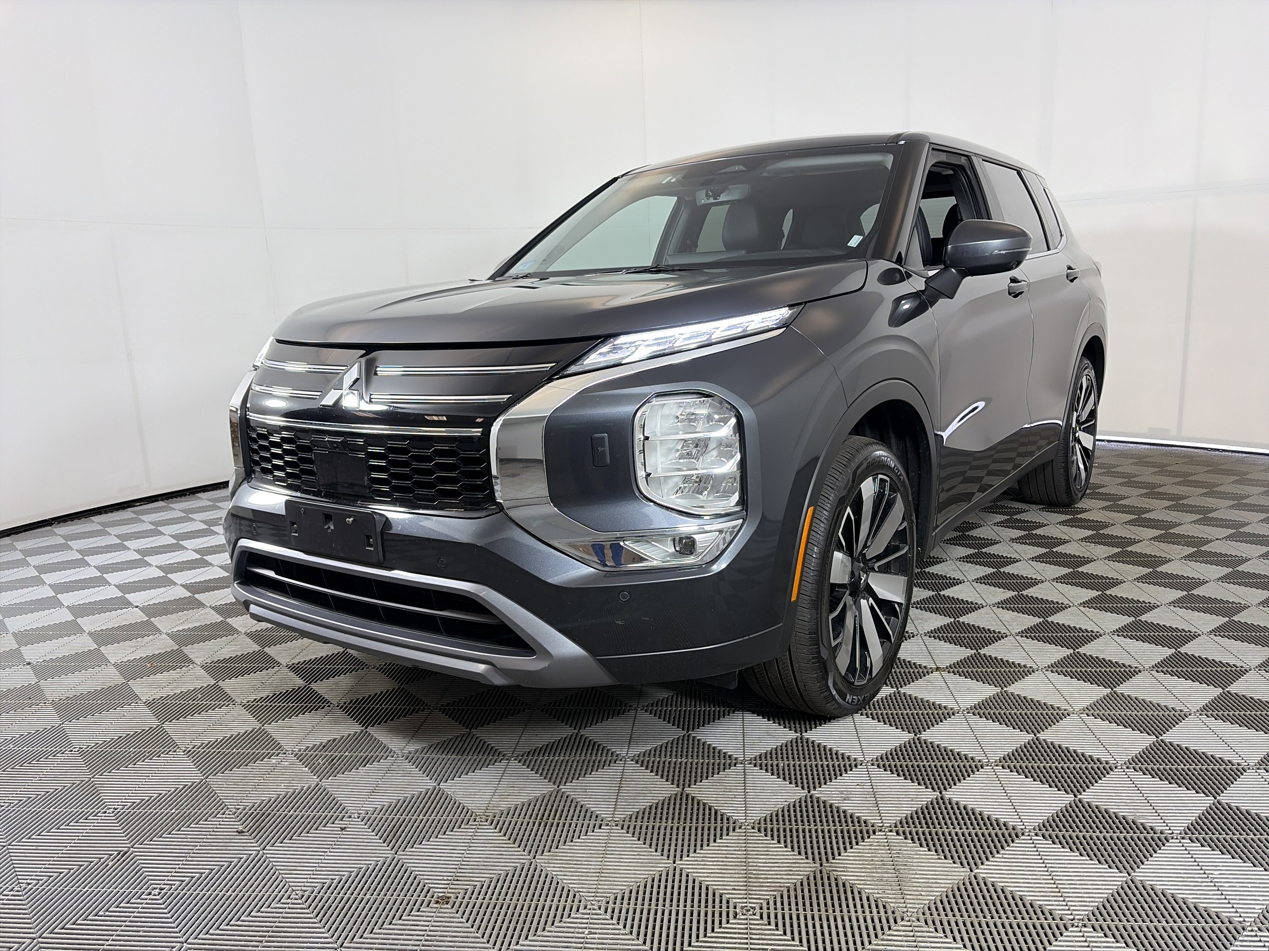 Used 2025 Mitsubishi Outlander SE AWD/4WD image 2