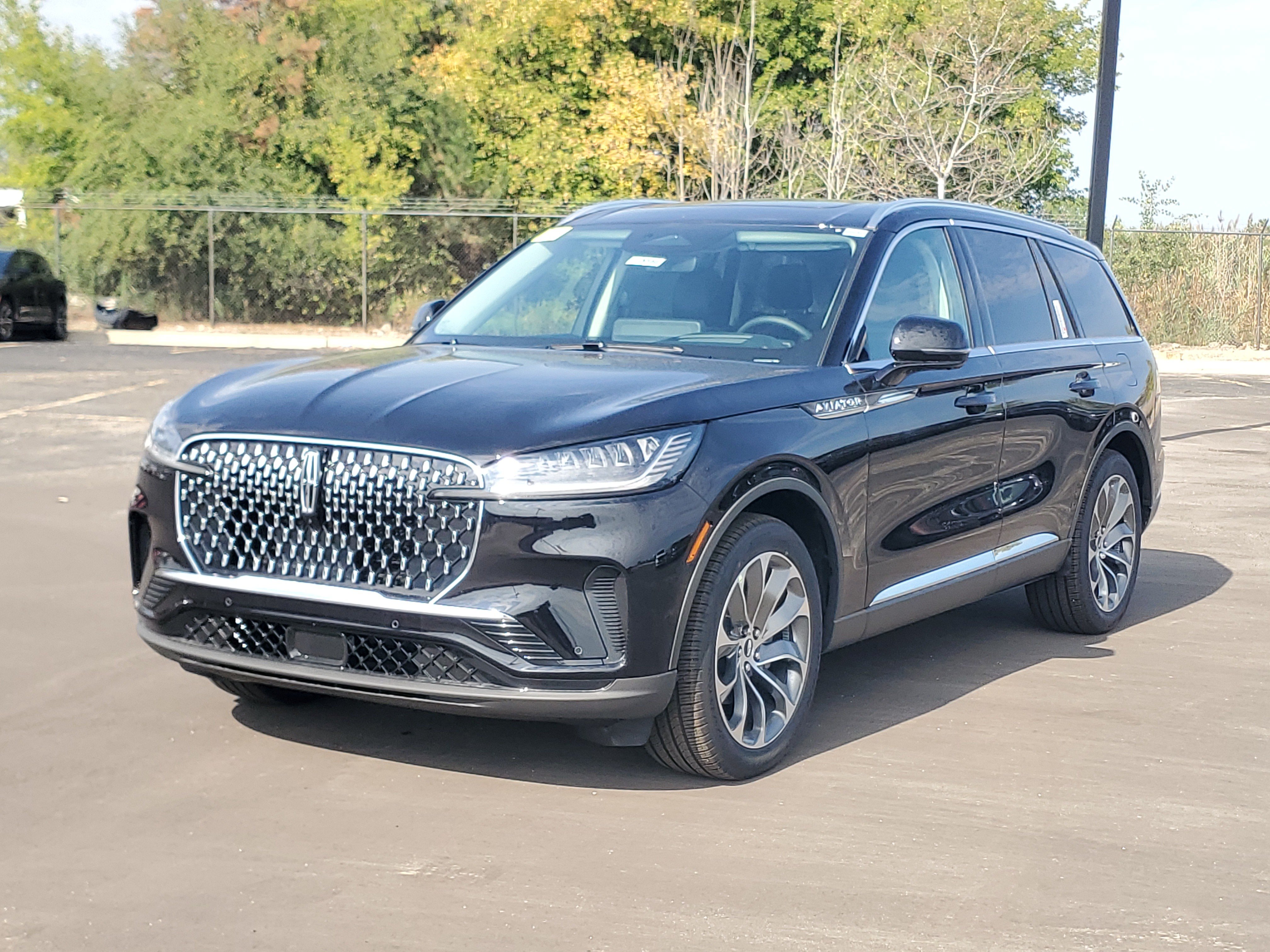 New 2027 Lincoln Aviator AWD image 2