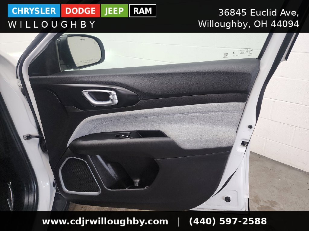 Used 2025 Jeep Compass Latitude AWD/4WD image 31