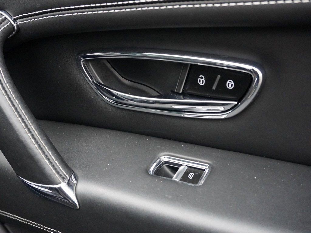 Used 2019 Bentley Bentayga AWD/4WD image 40
