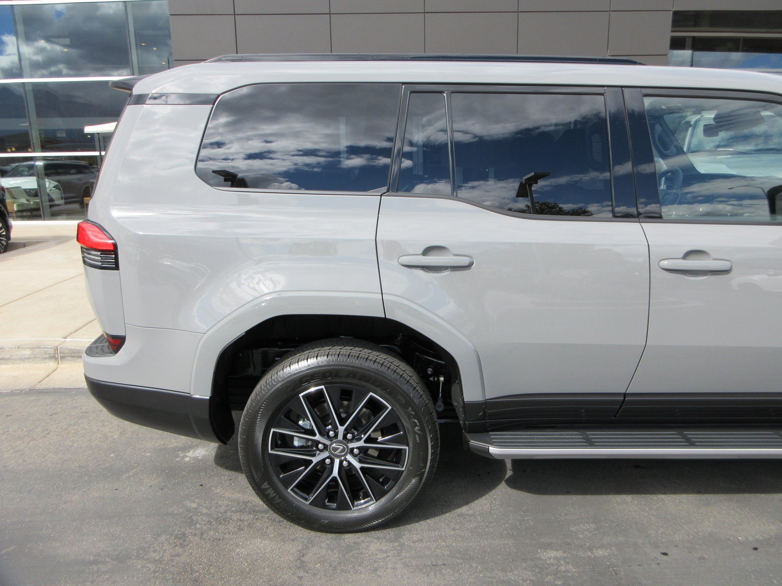 Used 2026 Lexus GX 550 w/ Cold Area Package AWD/4WD image 10
