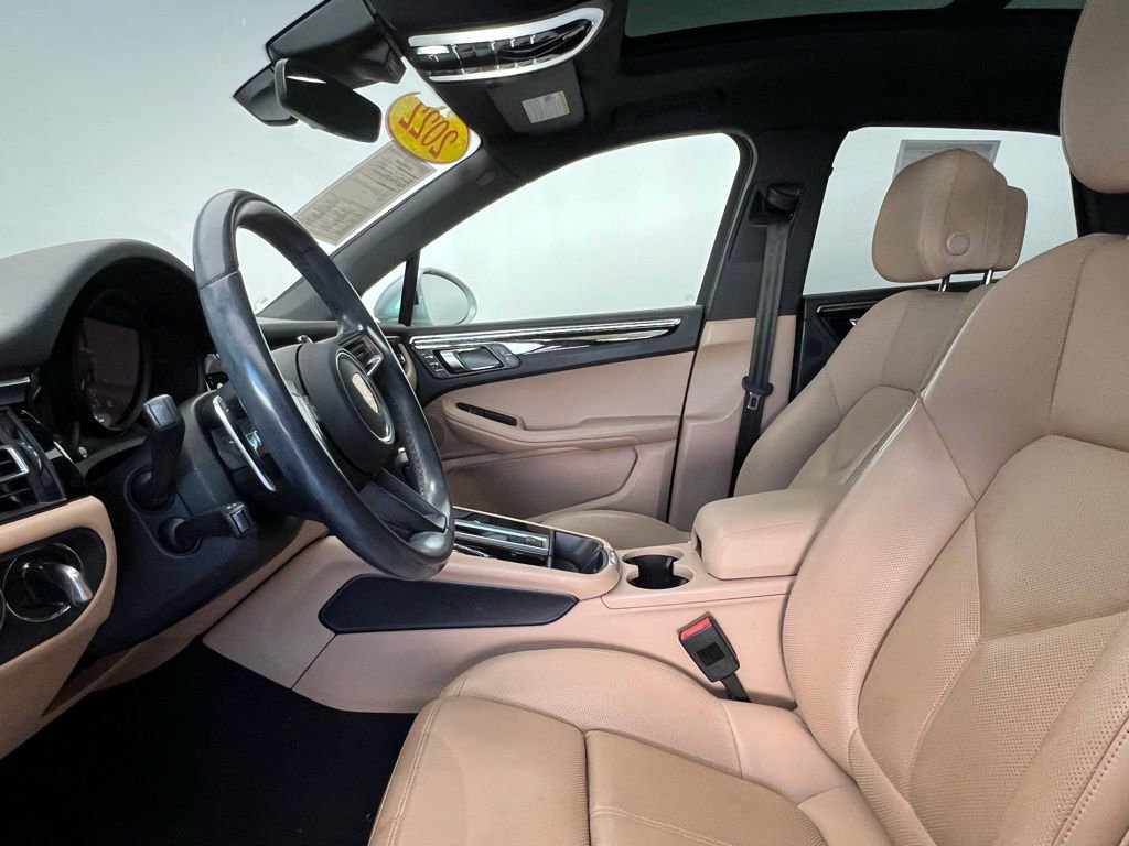 Certified 2022 Porsche Macan image 5