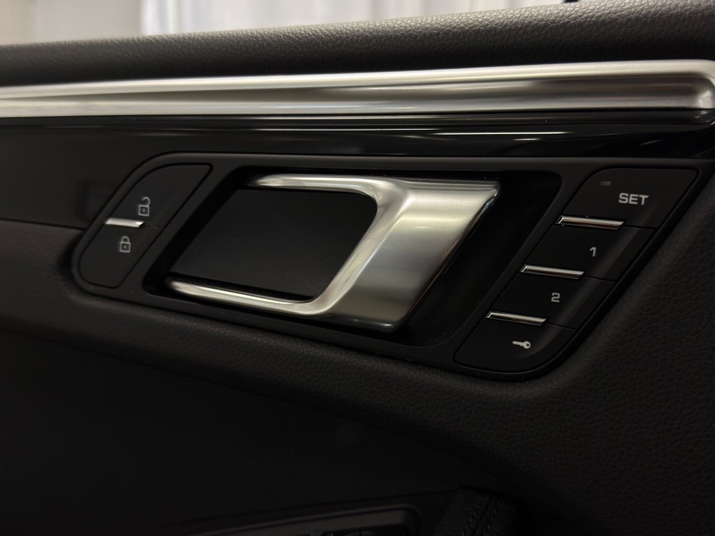 Certified 2024 Porsche Macan image 9