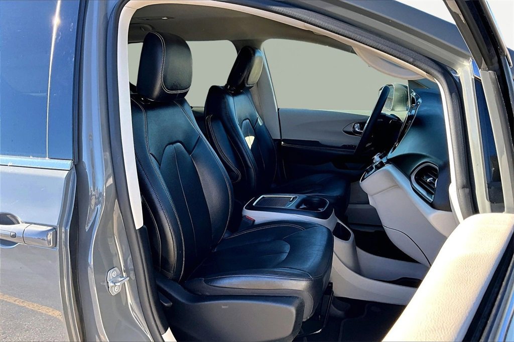 Used 2022 Chrysler Pacifica Touring-L image 7