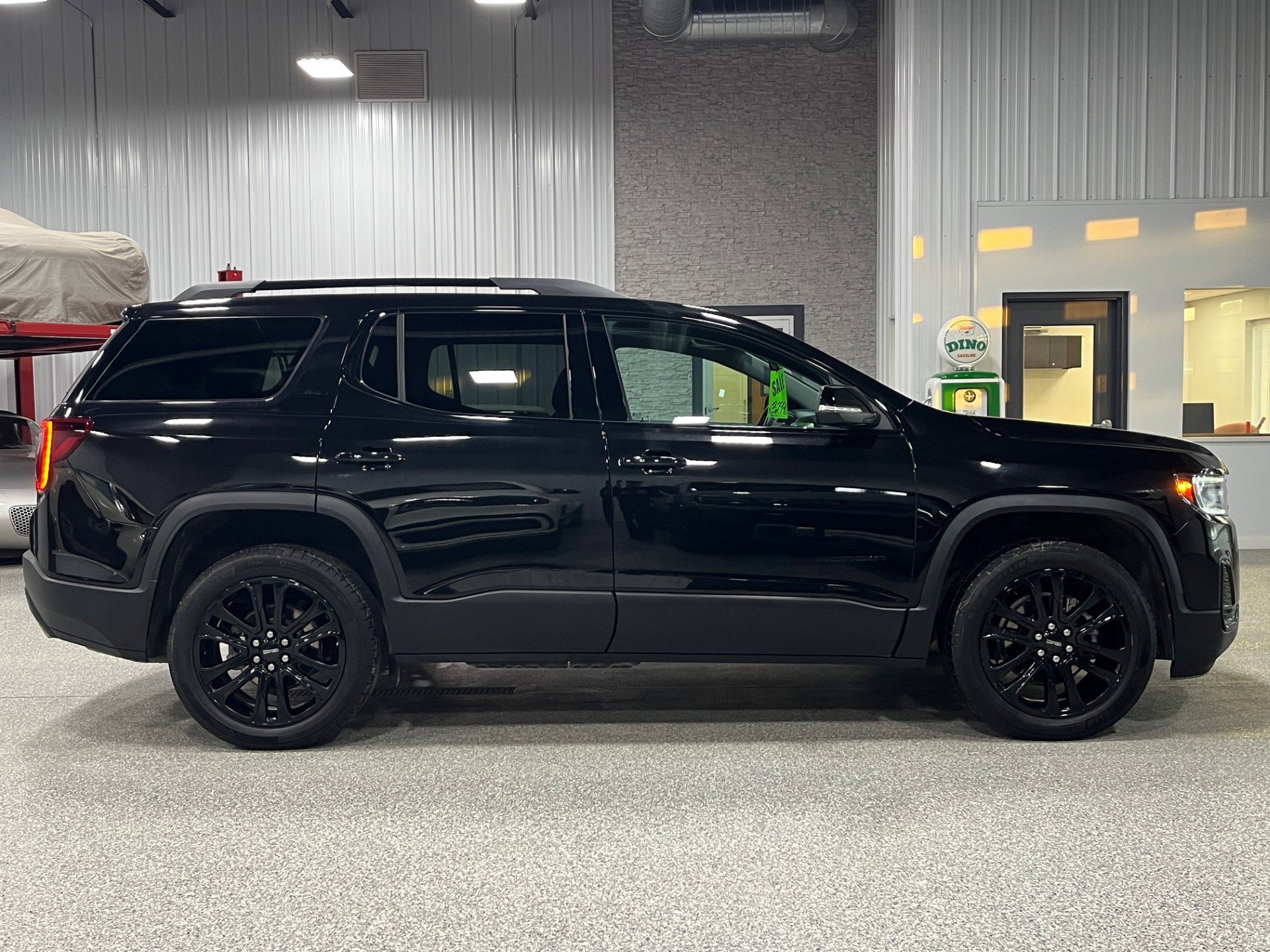 Certified 2023 GMC Acadia SLE w/ Driver Convenience Package image 6