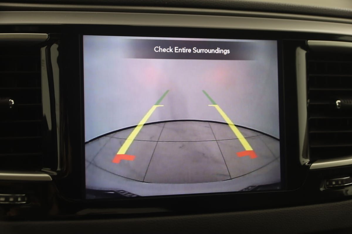 Used 2020 Chrysler Pacifica Touring FWD image 9