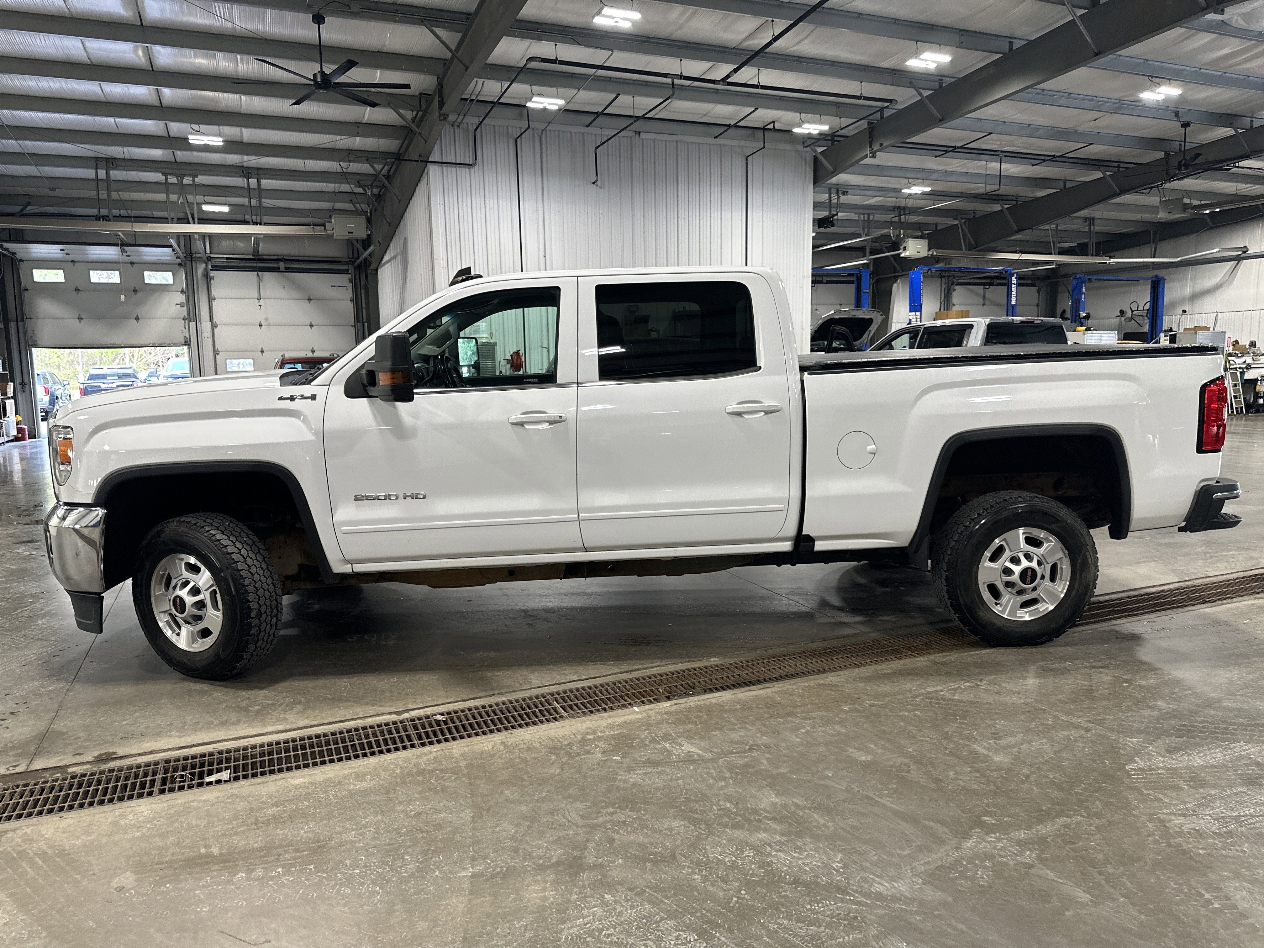 Used 2017 GMC Sierra 2500 SLE w/ HD SLE Preferred Plus Package image 6