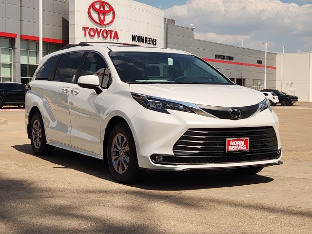 New 2026 Toyota Sienna XLE FWD image 2