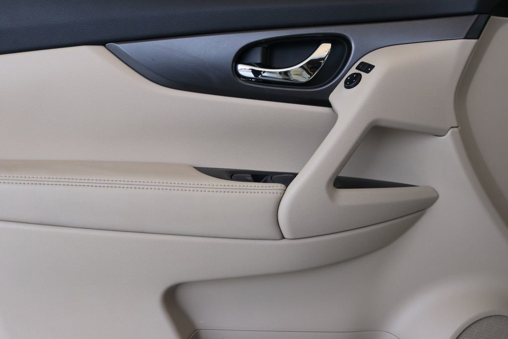 Used 2014 Nissan Rogue SV image 13