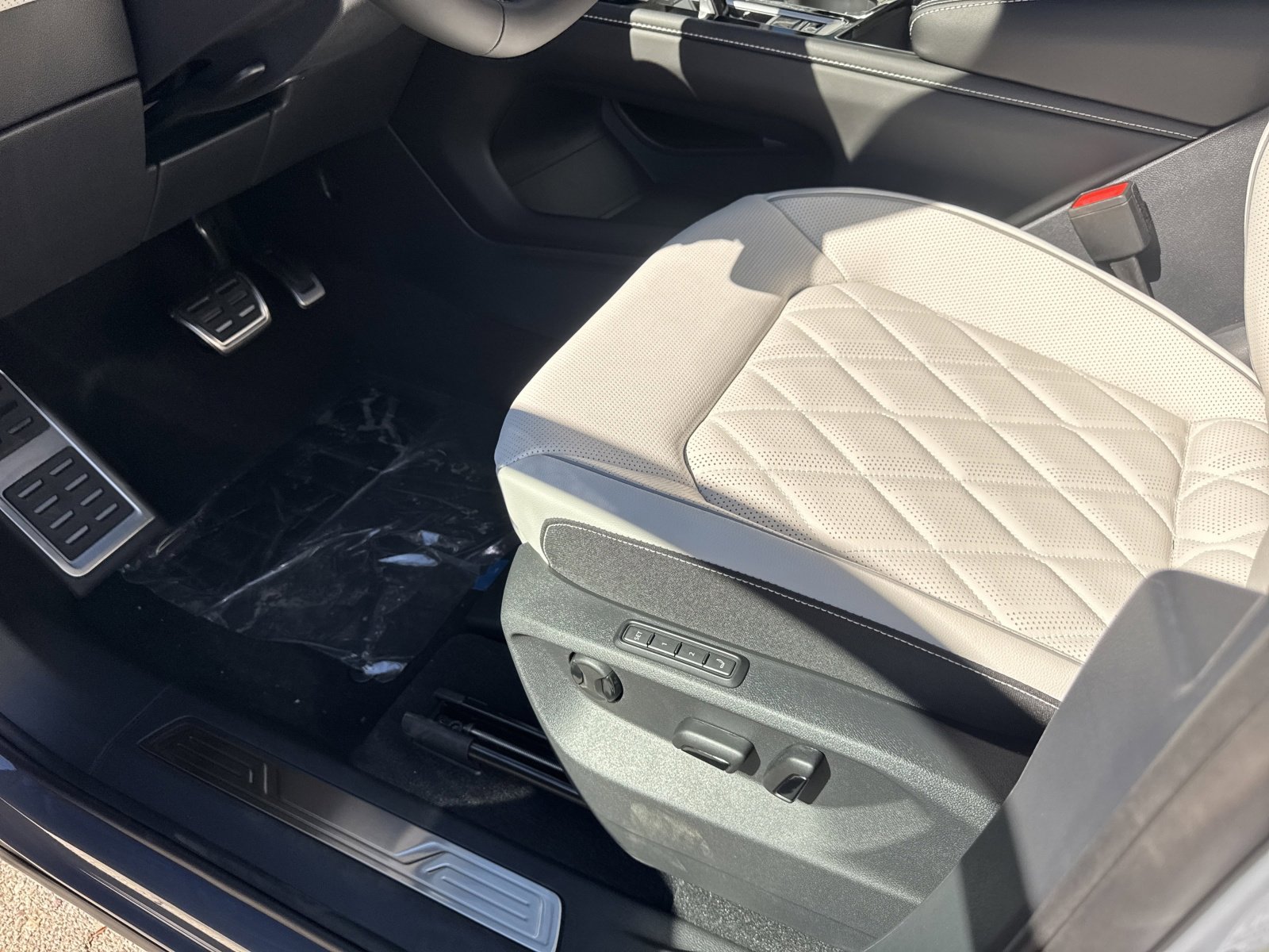 New 2026 Volkswagen Atlas Cross Sport SEL Premium R-Line image 16