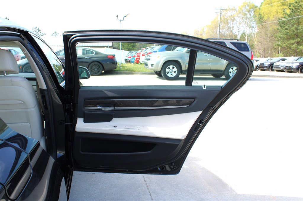 Used 2014 BMW 740Li image 39