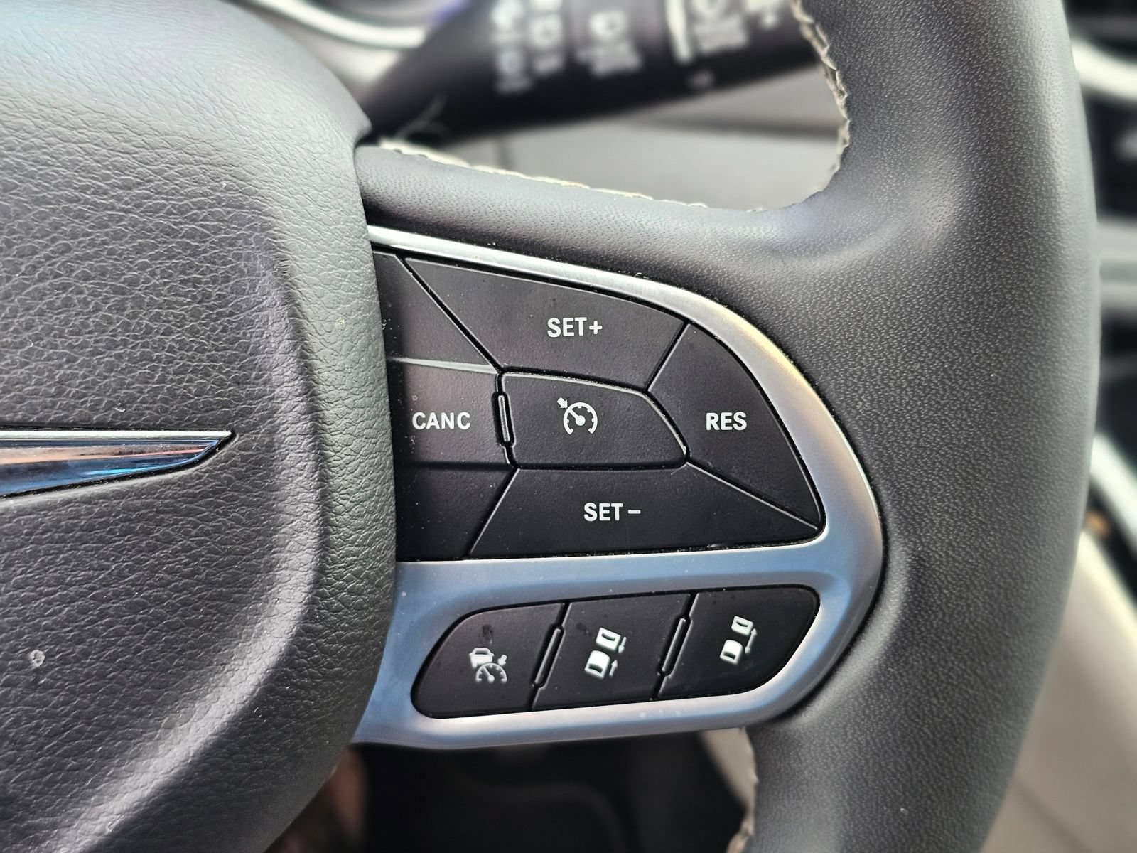 Used 2024 Chrysler Pacifica Limited FWD image 18