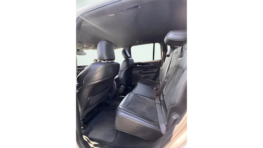 Used 2023 Jeep Grand Cherokee Altitude AWD/4WD image 9