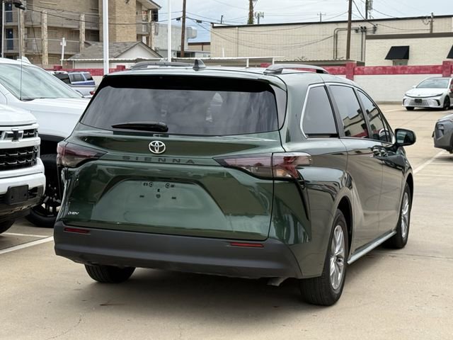Used 2026 Toyota Sienna LE FWD image 4