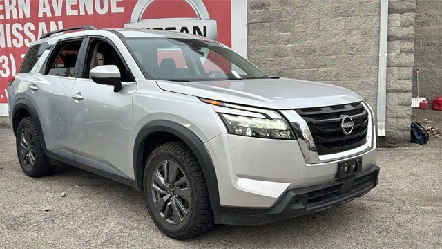Used 2024 Nissan Pathfinder SV image 1