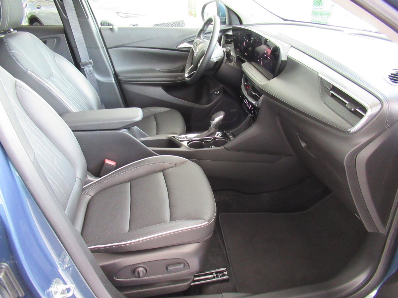 Used 2026 Buick Encore GX Avenir w/ Avenir Technology Package FWD image 10