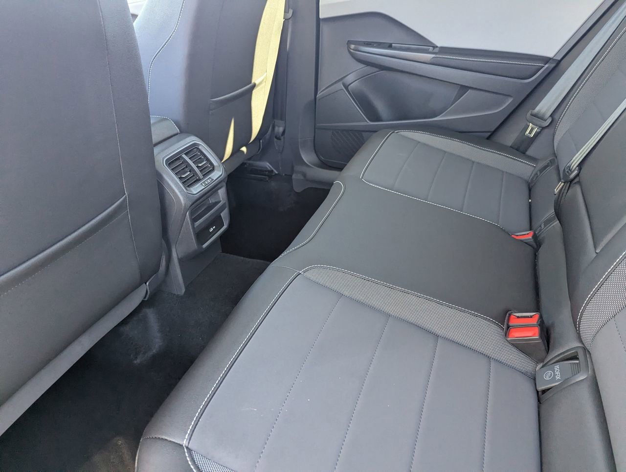 Used 2024 Volkswagen Taos SE w/ Panoramic Sunroof Package FWD image 16