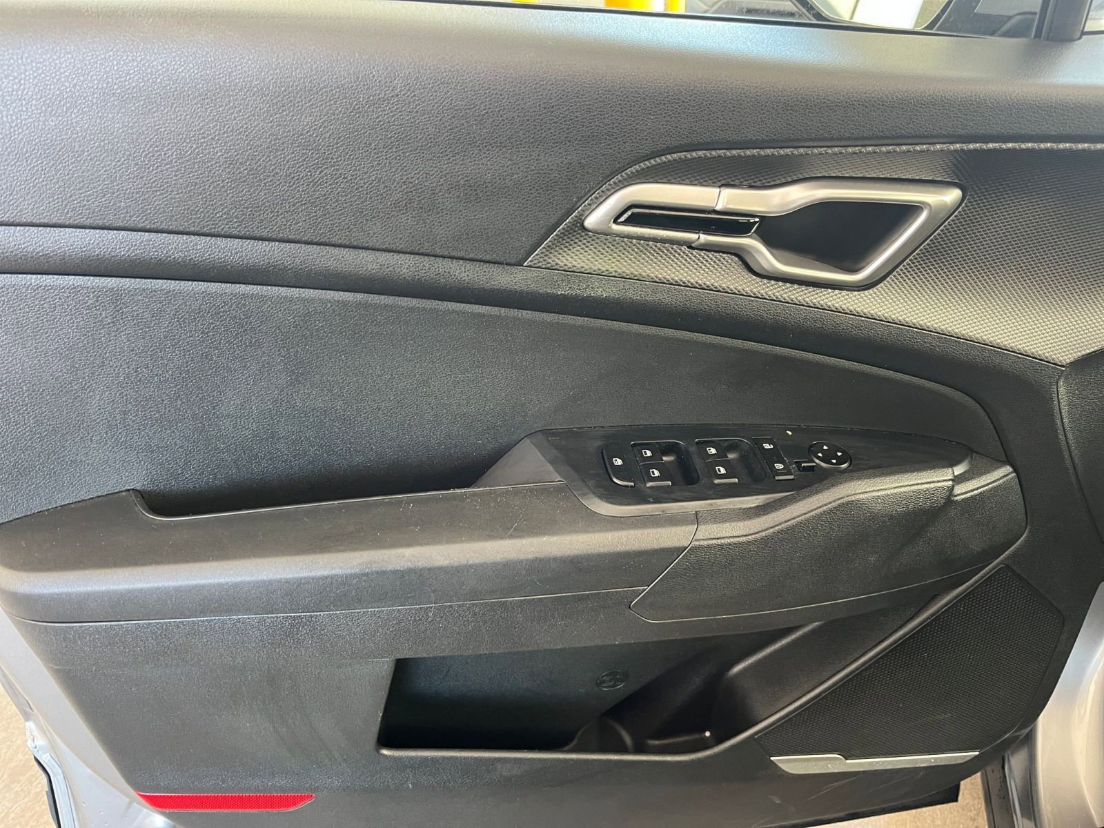 Used 2025 Kia Sportage LX image 30