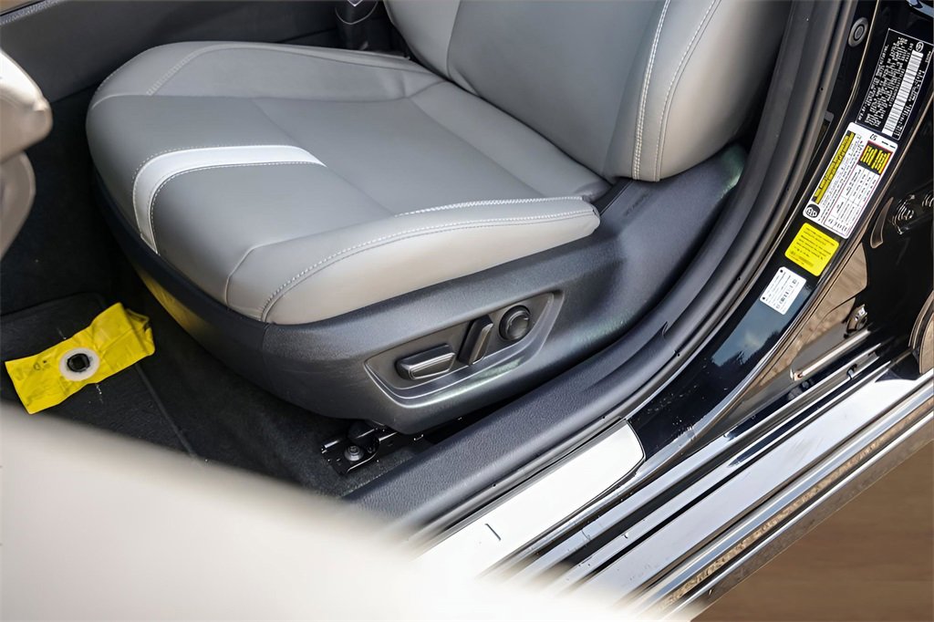 Used 2025 Toyota Camry SE w/ Convenience Package image 8