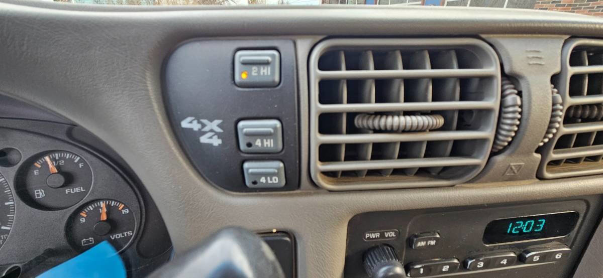 Used 2003 Chevrolet S10 Pickup 4x4 Extended Cab w/ Cold Climate Package image 10