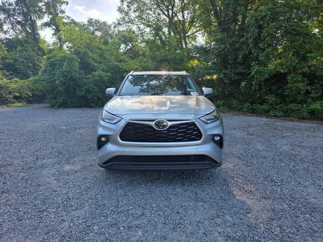 Used 2020 Toyota Highlander XLE FWD image 2