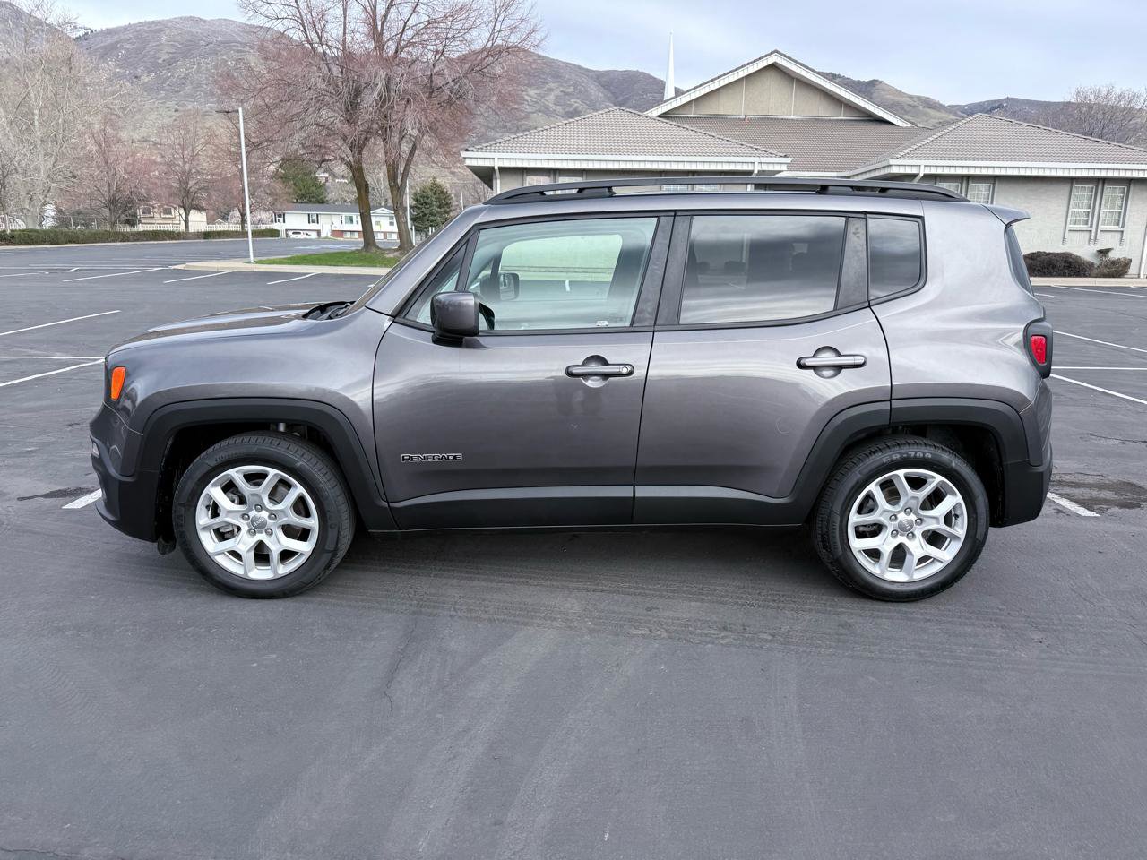 Used 2018 Jeep Renegade Latitude FWD image 2