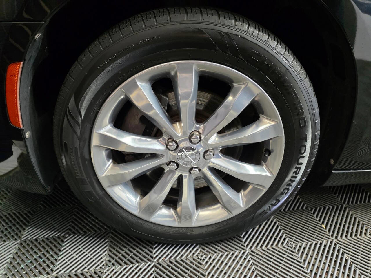 Used 2018 Chrysler 300 Touring L AWD/4WD image 32