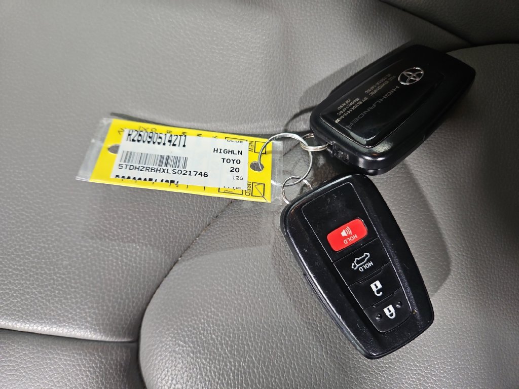 Used 2020 Toyota Highlander XLE AWD/4WD image 30