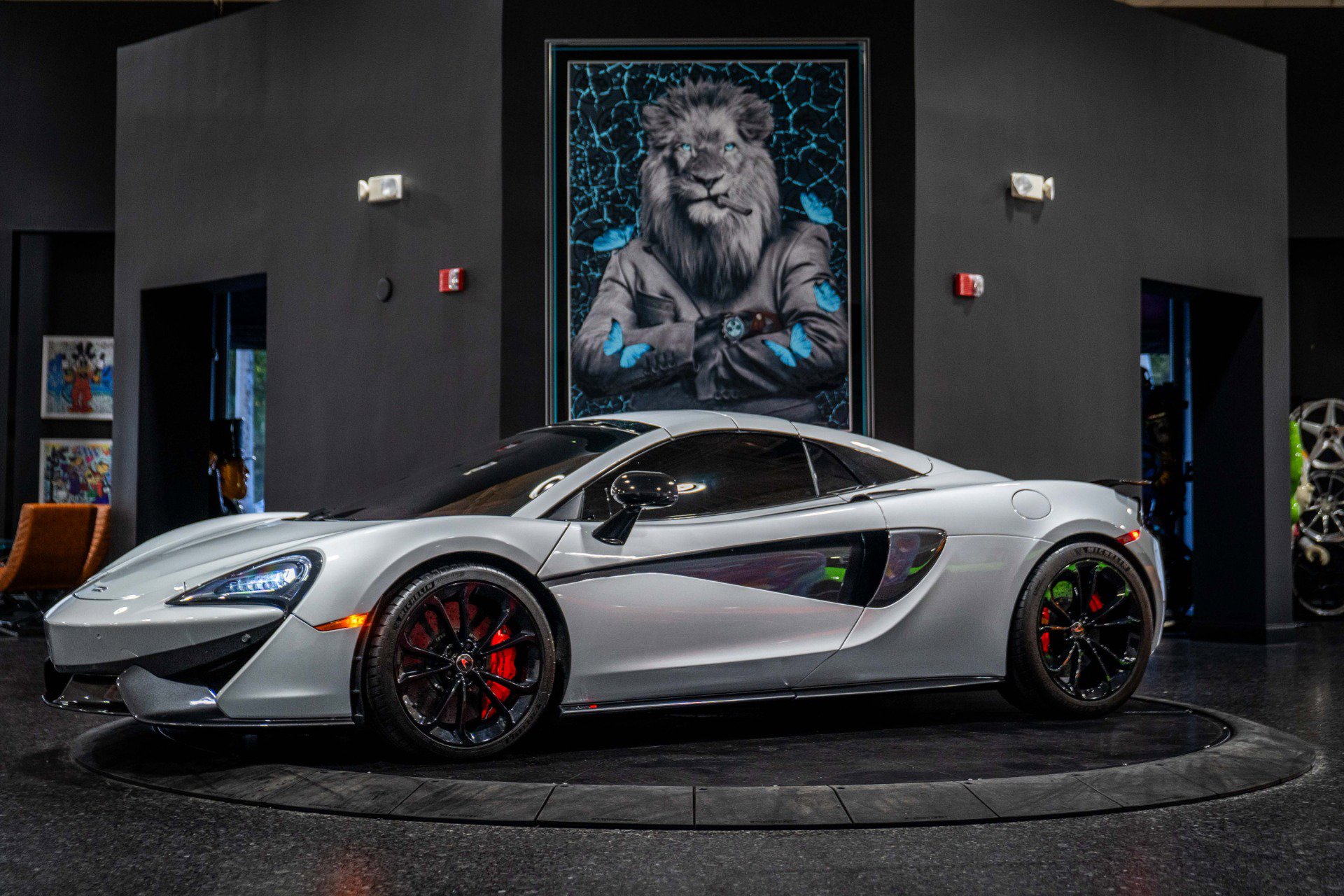 Used 2018 McLaren 570S Spider image 5