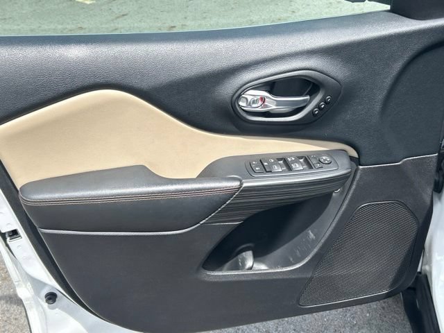 Used 2016 Jeep Cherokee Limited w/ Luxury Group AWD/4WD image 19