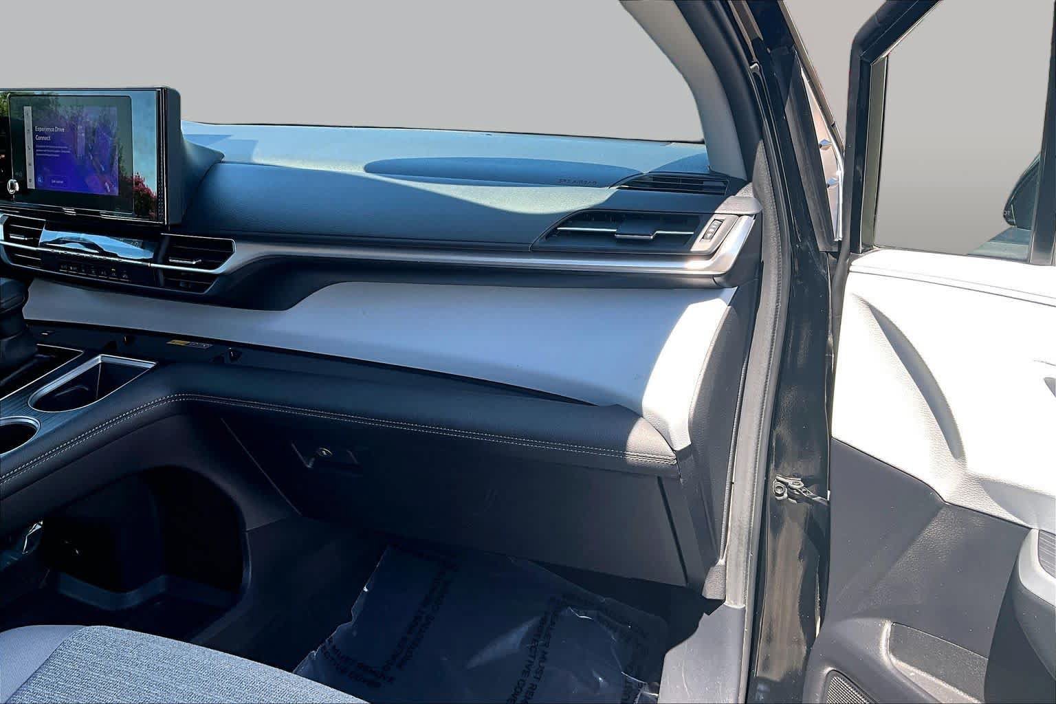 Certified 2025 Toyota Sienna LE FWD image 18