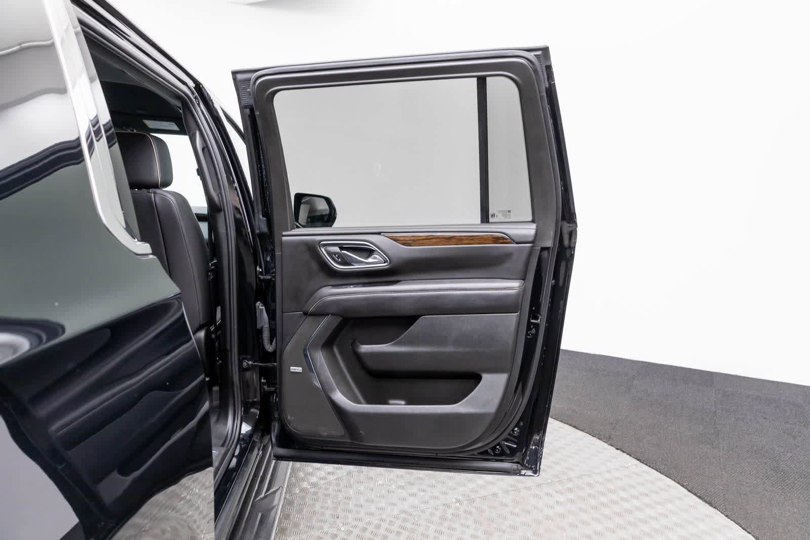 Used 2024 Chevrolet Suburban Premier AWD/4WD image 37