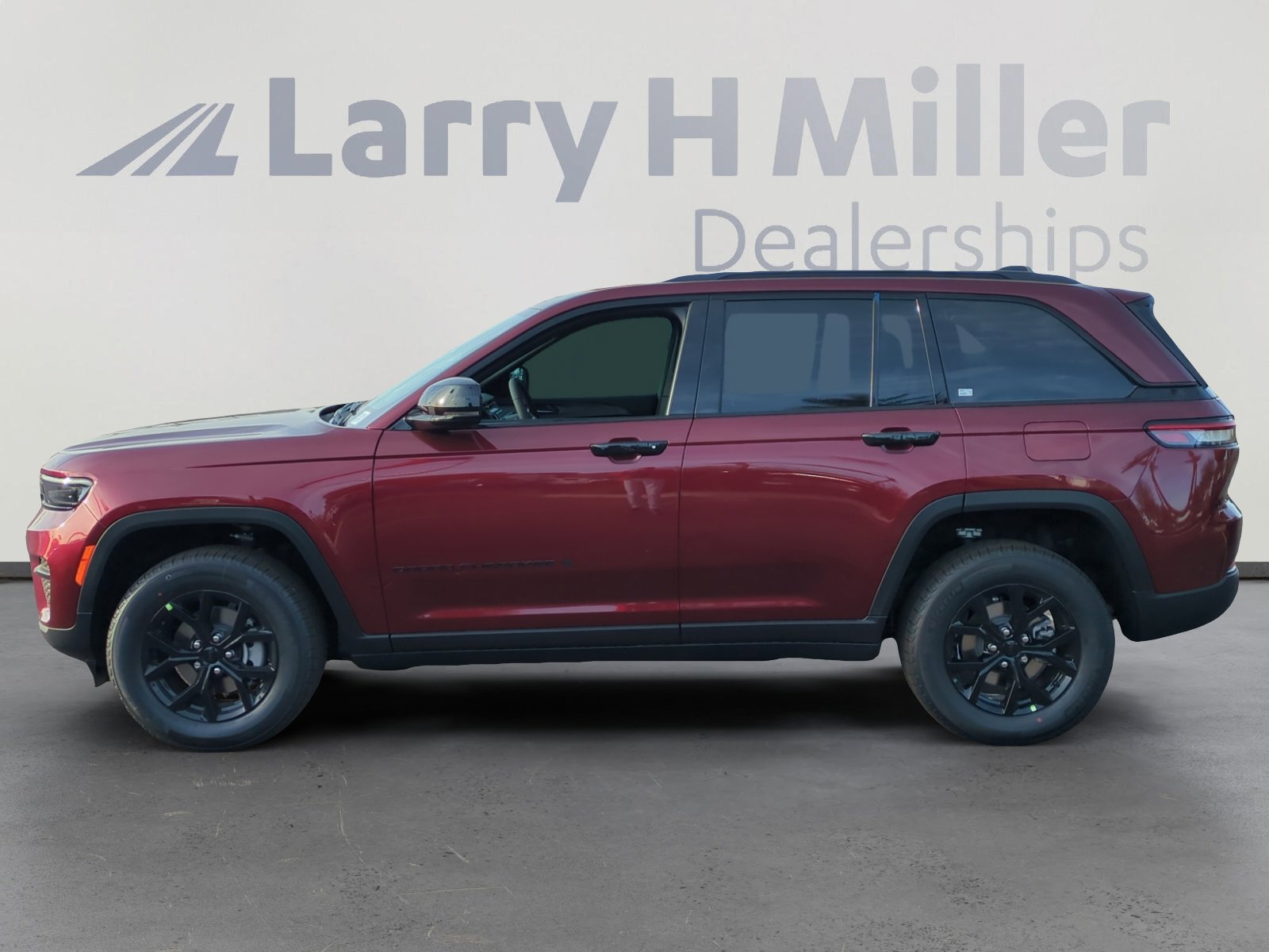 New 2025 Jeep Grand Cherokee Altitude image 2