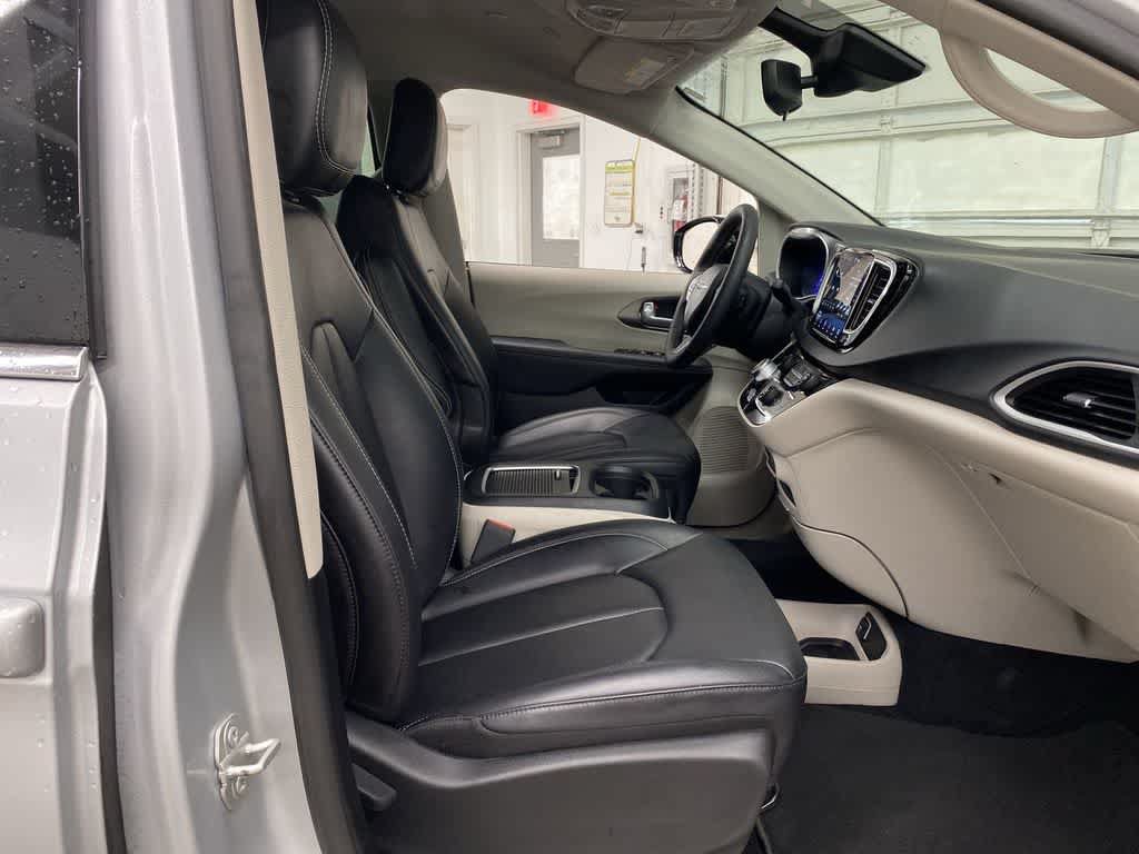 Used 2024 Chrysler Pacifica Touring-L FWD image 18